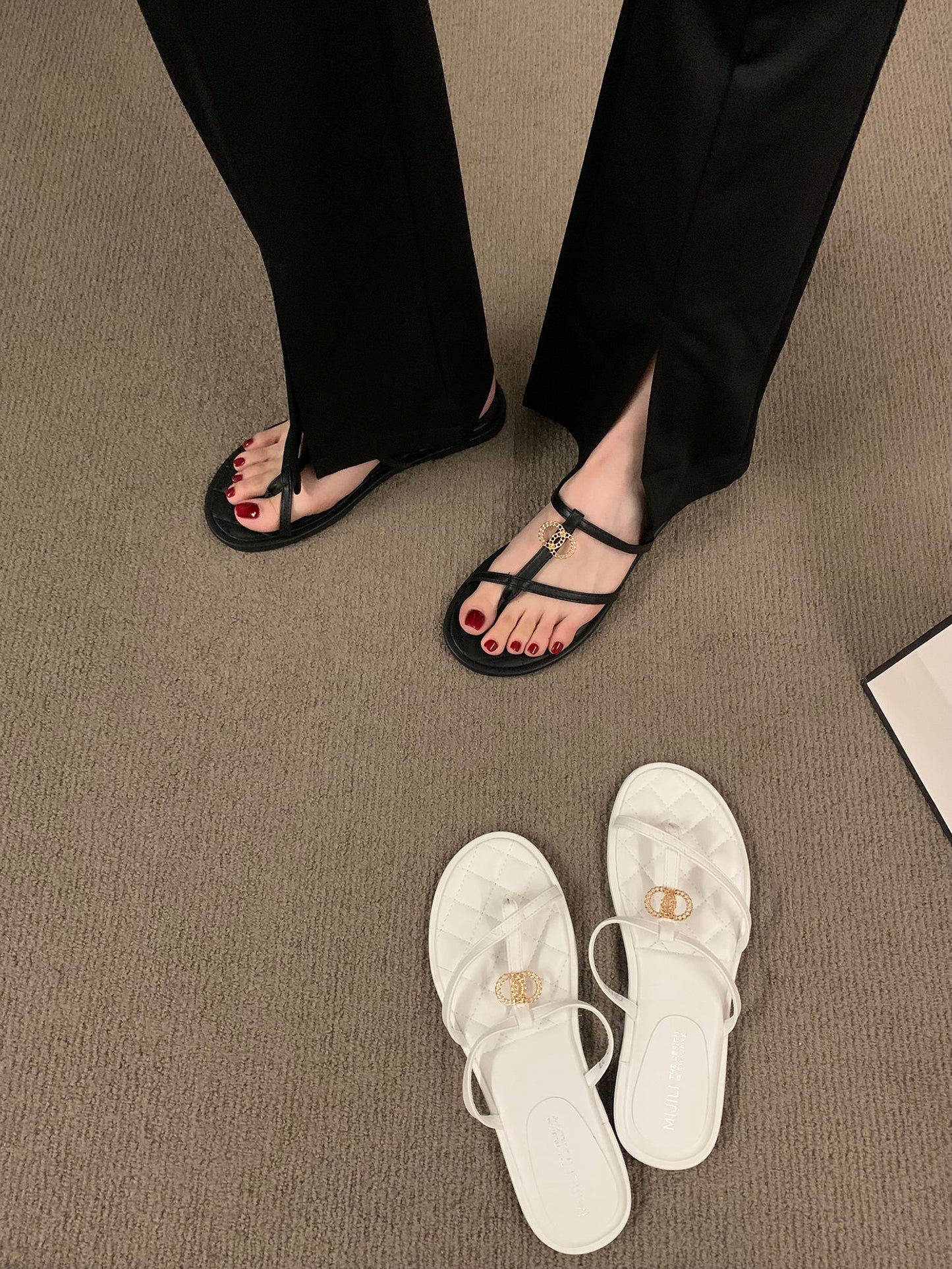French style small fragrance style black flat sandals flip flops super hot 2023 new women's outerwear beach Roman sandals