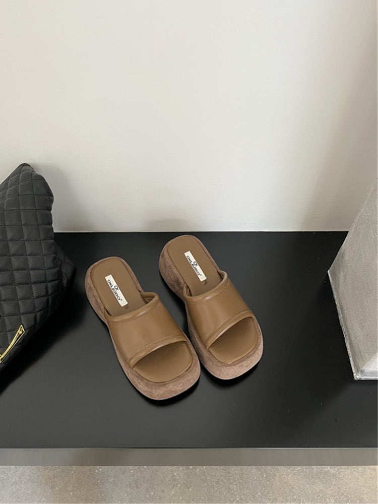 Thick-soled holiday bread slippers women's shoes 2023 summer wear wedge heels small heightened explosive style sandals