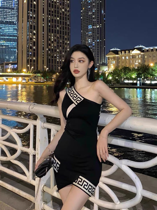 Sexy irregular sloping shoulder dress women's summer pure desire style design niche chic sweet and spicy beautiful little black dress 3256