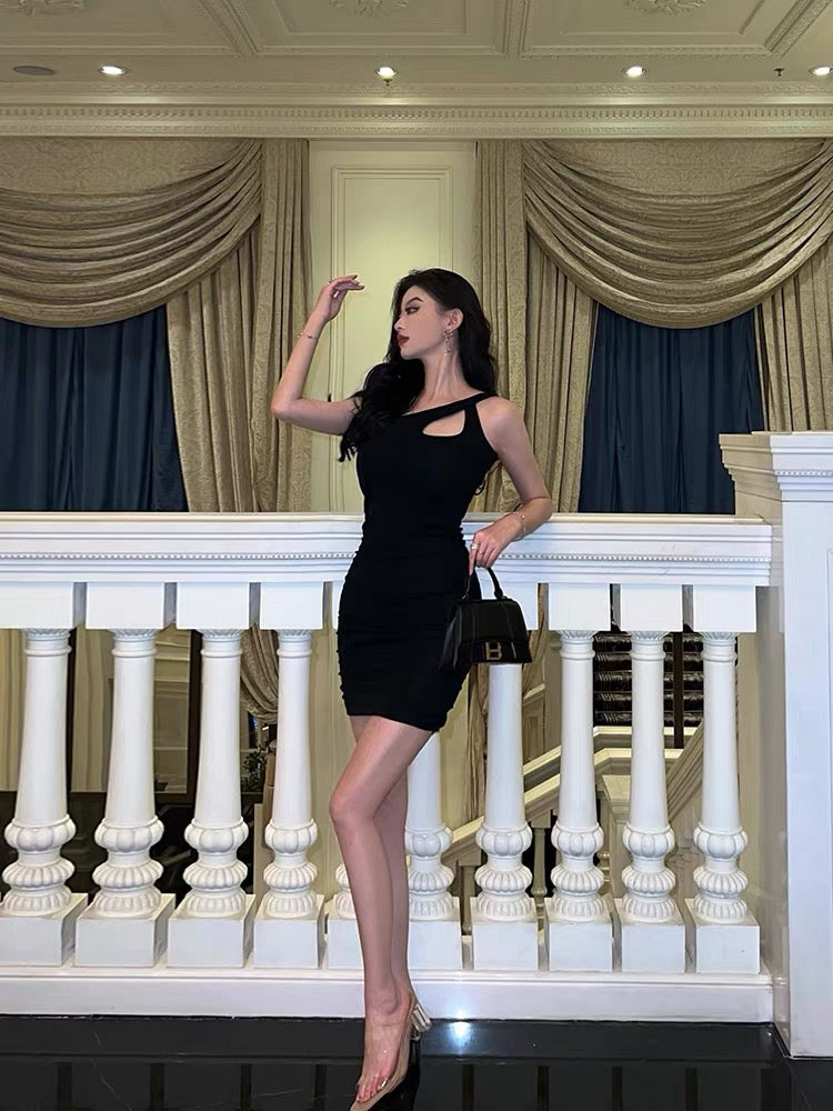 Pure desire black sloping shoulder dress women's 2022 summer new design small hot girl show thin bag hip small black dress 3257