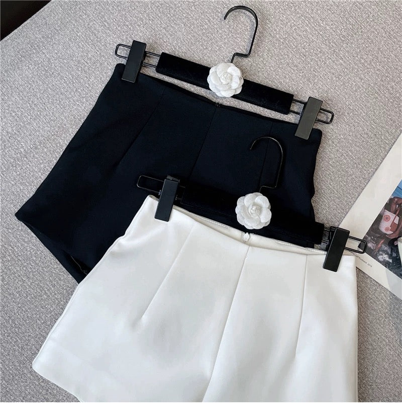 2022 autumn new sexy little demon simple design versatile self-cultivation solid color black and white high waist A-line suit shorts women 1605
