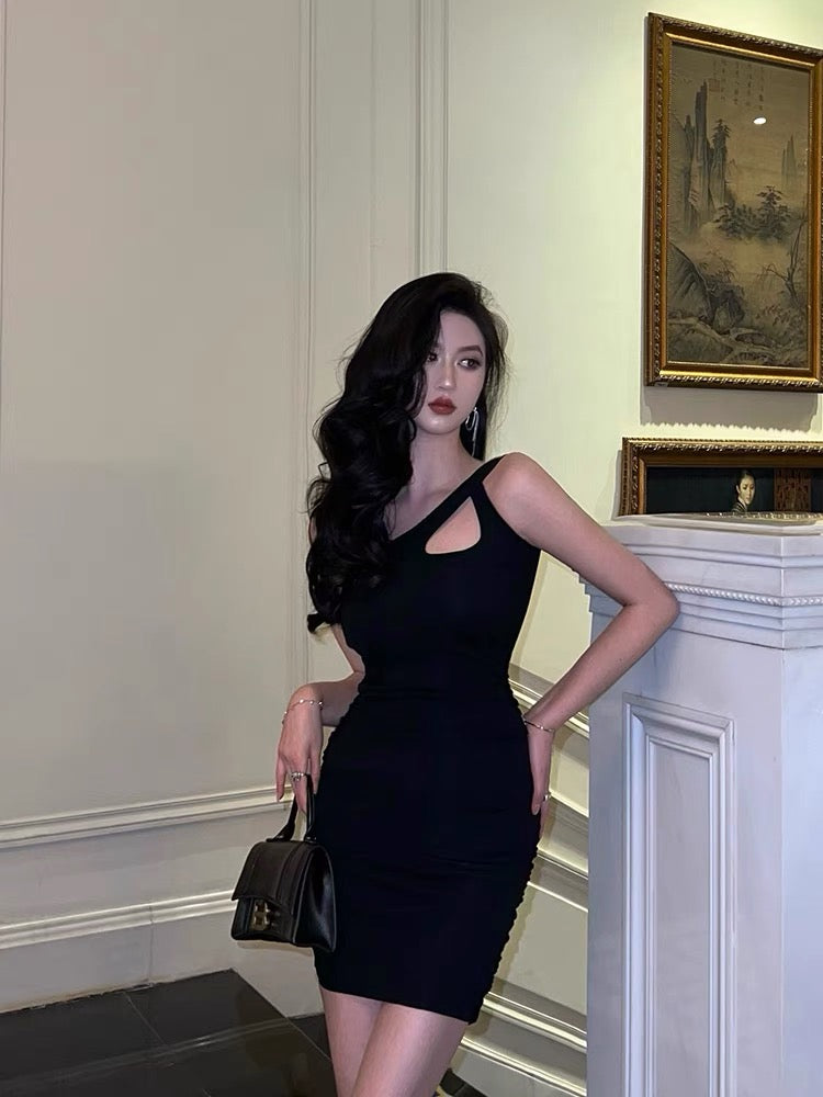 Pure desire black sloping shoulder dress women's 2022 summer new design small hot girl show thin bag hip small black dress 3257
