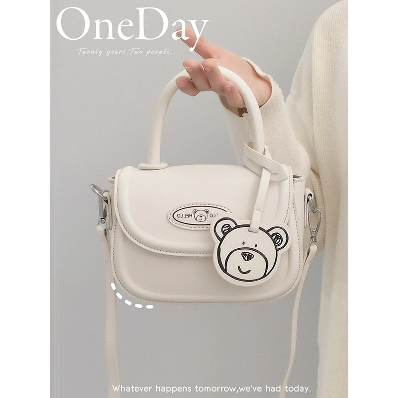 Bag women 2022 new style gentle wind bear decoration age-reducing girl crossbody bag all-match texture one-shoulder saddle bag