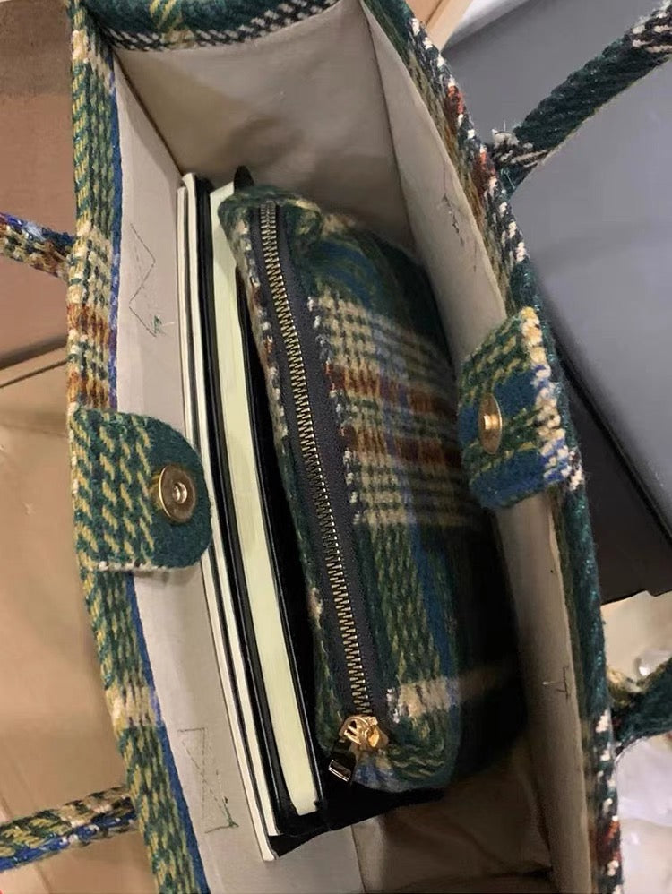 Talking about drinking DrinKing niche design new plaid commuter bag retro woolen casual handbag shoulder bag