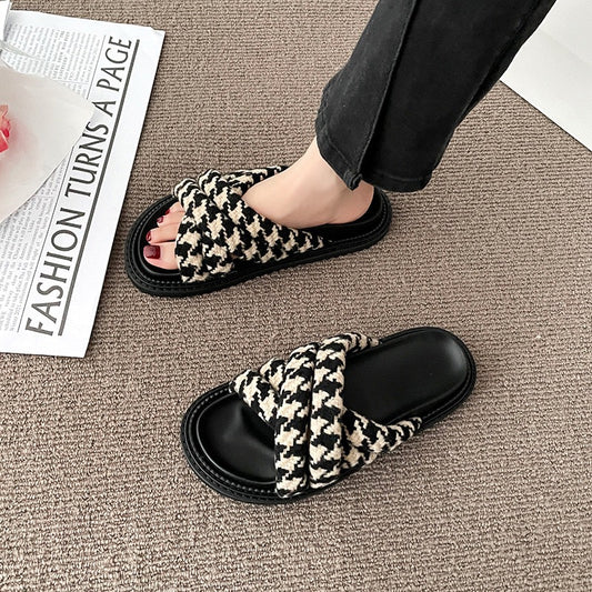 Thick-bottom net red slippers women's summer wear fashion ins wind super hot 2023 new casual cross non-slip sandals