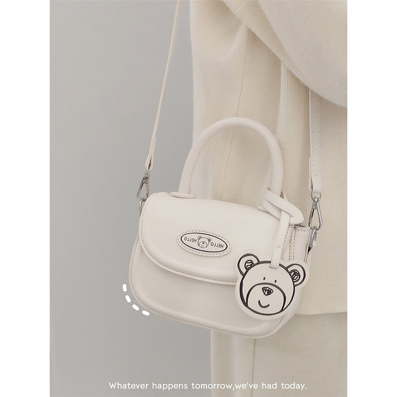 Bag women 2022 new style gentle wind bear decoration age-reducing girl crossbody bag all-match texture one-shoulder saddle bag