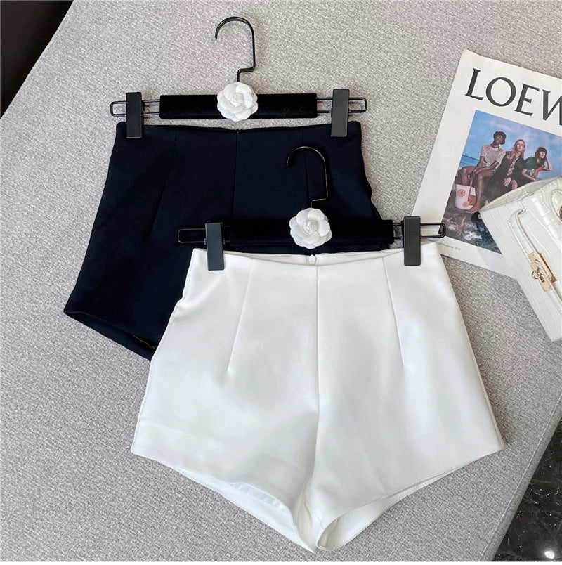 2022 autumn new sexy little demon simple design versatile self-cultivation solid color black and white high waist A-line suit shorts women 1605