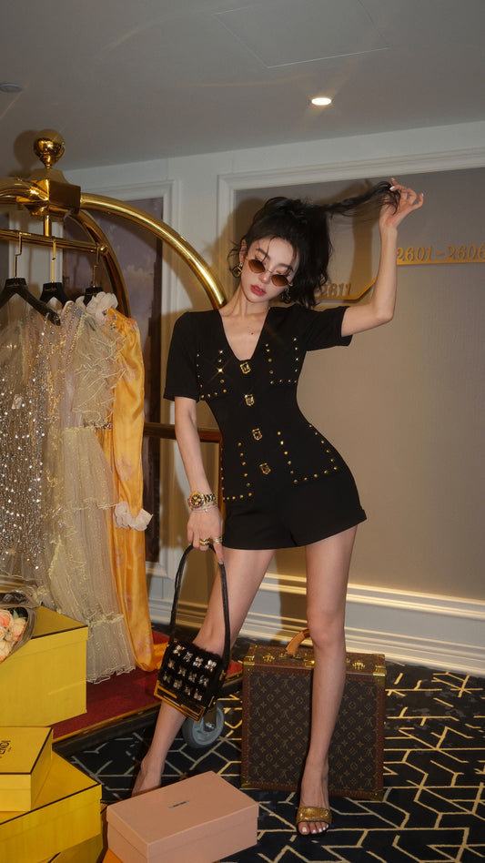 Sun Yuer Modern Sister Sa customized special-shaped gem positioning rivets decorated with V-neck expensive jumpsuit shorts
