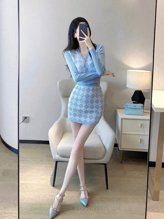 Small fragrant style knitted suit women's autumn and winter 2023 new temperament ladies plaid v-neck cardigan bag hip skirt two-piece set