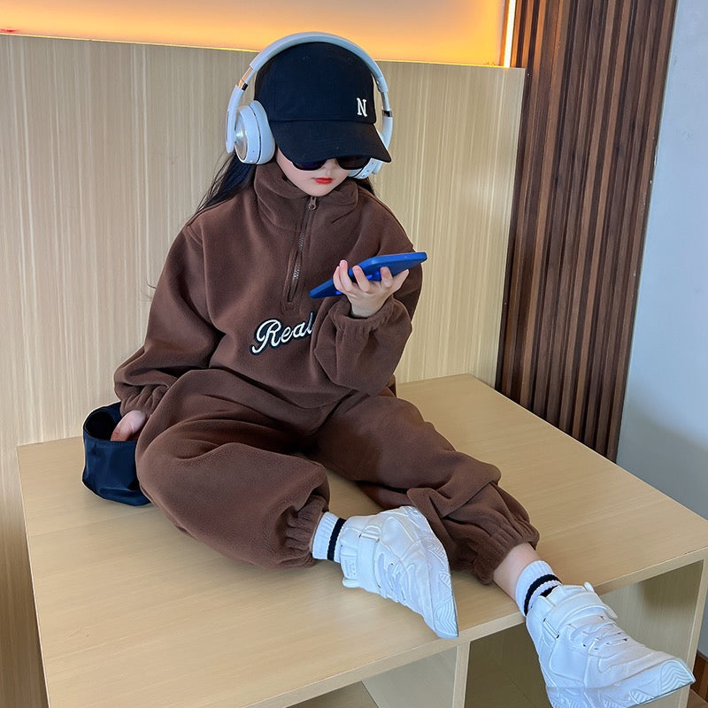 Girls' suit autumn and winter 2022 new winter clothes foreign style high collar plus fleece sweater children's fried street pants two-piece set