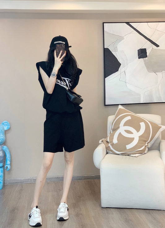 Suit women's 2022 summer new style small fragrance style high-end fashion fashion age-reducing casual sports shorts two-piece suit trendy