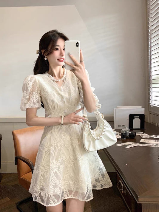 16 Guoguojia Lace Dress Women's Summer 2022 New Short Sleeve Waist Thin V-Neck Temperament Gentle Wind A-line Skirt