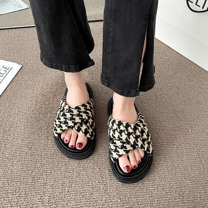 Thick-bottom net red slippers women's summer wear fashion ins wind super hot 2023 new casual cross non-slip sandals