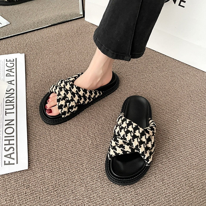 Thick-bottom net red slippers women's summer wear fashion ins wind super hot 2023 new casual cross non-slip sandals