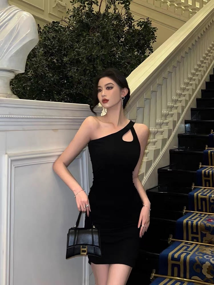 Pure desire black sloping shoulder dress women's 2022 summer new design small hot girl show thin bag hip small black dress 3257