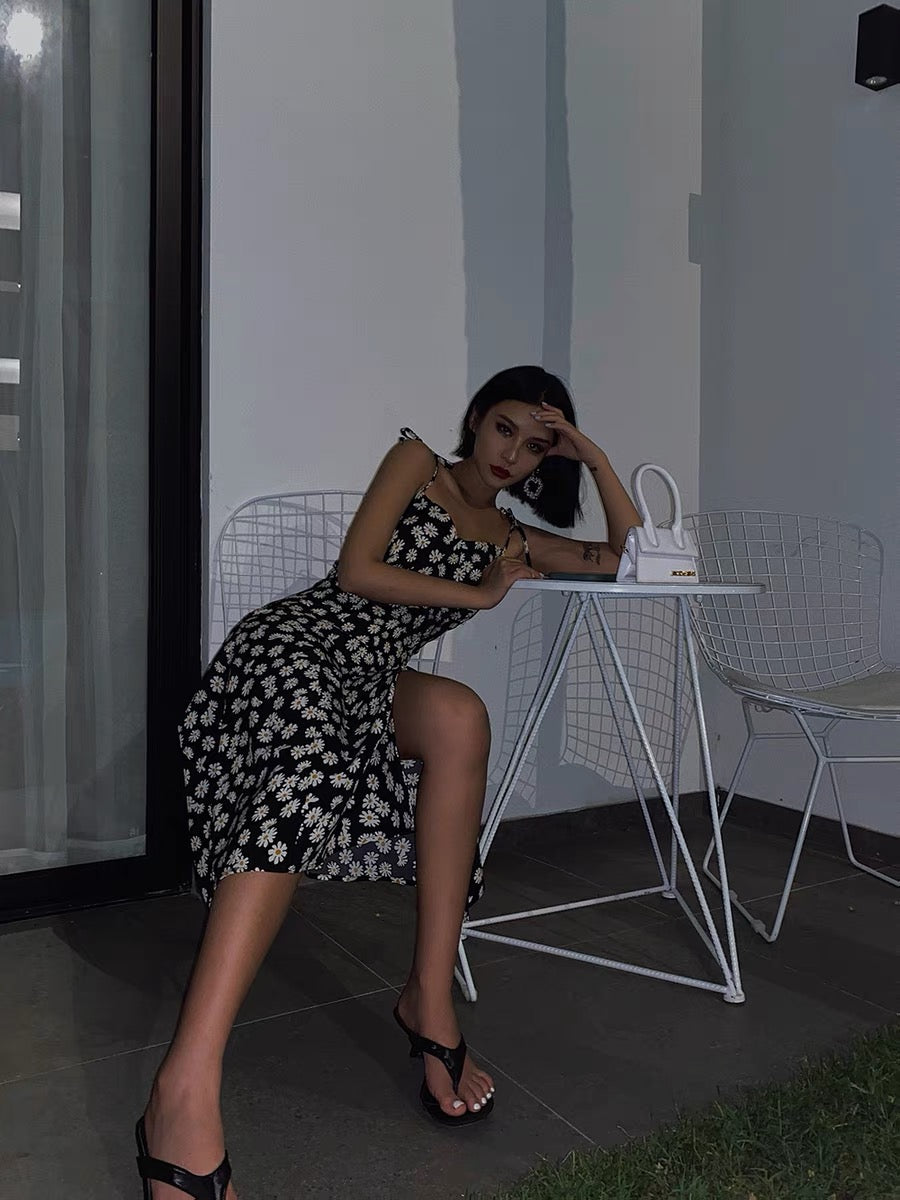 2021 summer new French holiday small wrinkled chrysanthemum suspender dress female Bali split beach skirt beautiful short skirt