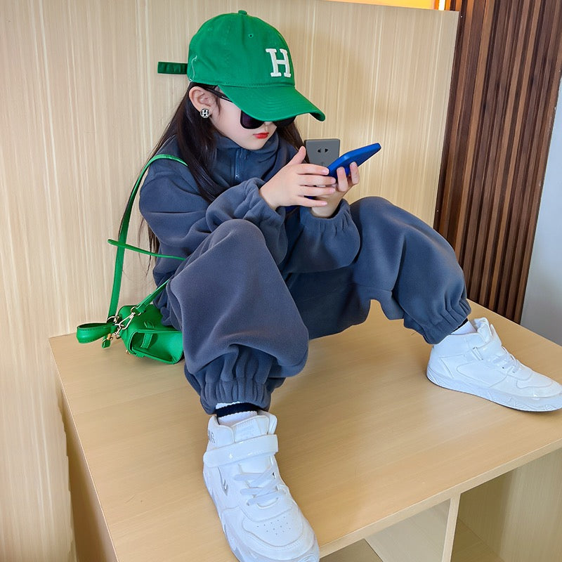 Girls' suit autumn and winter 2022 new winter clothes foreign style high collar plus fleece sweater children's fried street pants two-piece set