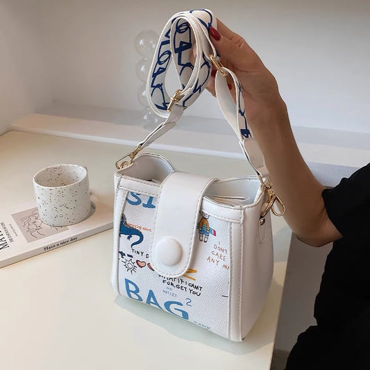 High-quality niche design bag women's 2022 new summer fashion all-match messenger bag broadband graffiti bucket bag