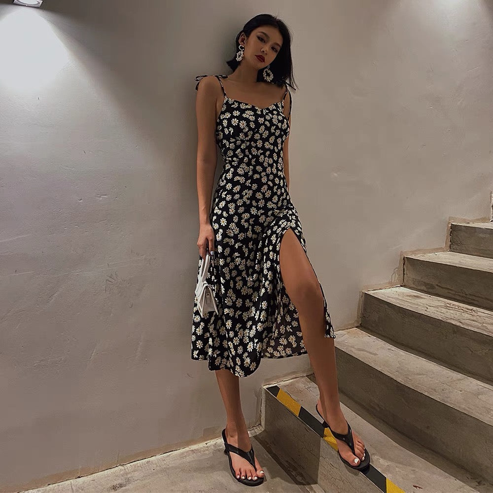 2021 summer new French holiday small wrinkled chrysanthemum suspender dress female Bali split beach skirt beautiful short skirt