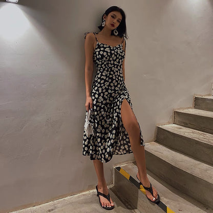 2021 summer new French holiday small wrinkled chrysanthemum suspender dress female Bali split beach skirt beautiful short skirt