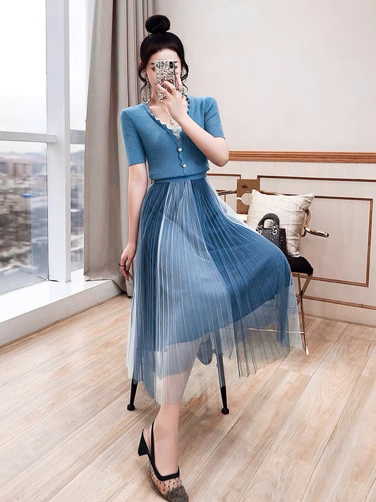 Age-reducing net red two-piece summer women's clothing 2022 new temperament knitted top skirt salt series celebrity suit