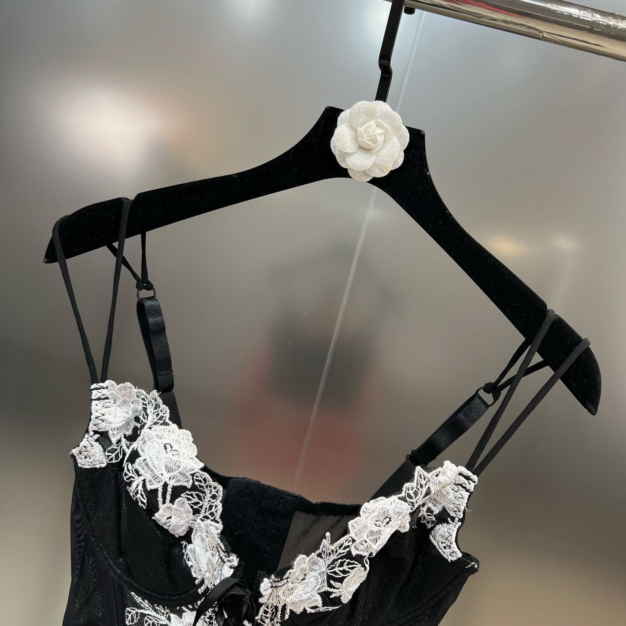 Grapefruit MM2022 black and white contrasting color embroidery hook flower straps to narrow the waist and make you look thin and see through European and American hot girl style vest