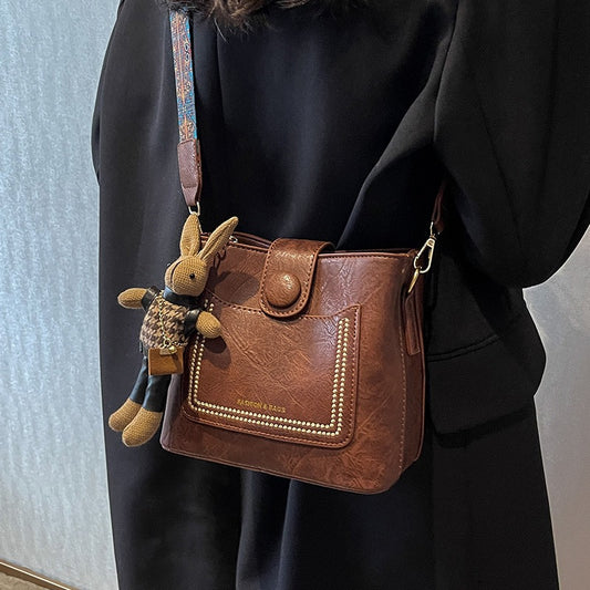 Niche Korean version retro autumn and winter all-match commuter wide shoulder strap Messenger bag female 2022 new high-end bucket bag