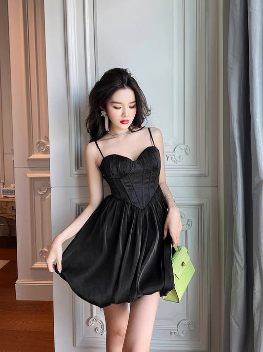 European station Hepburn style little black dress, cool dress, sweet and spicy, thin and unique