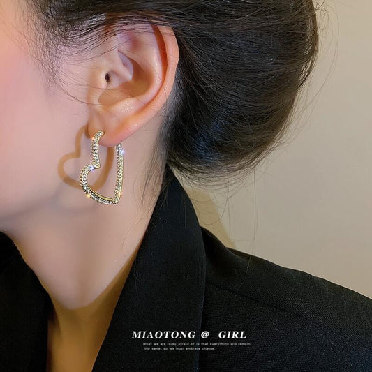 Hollow rhinestone love heart round face thin high-end earrings women's autumn and winter temperament celebrity niche design explosive earrings