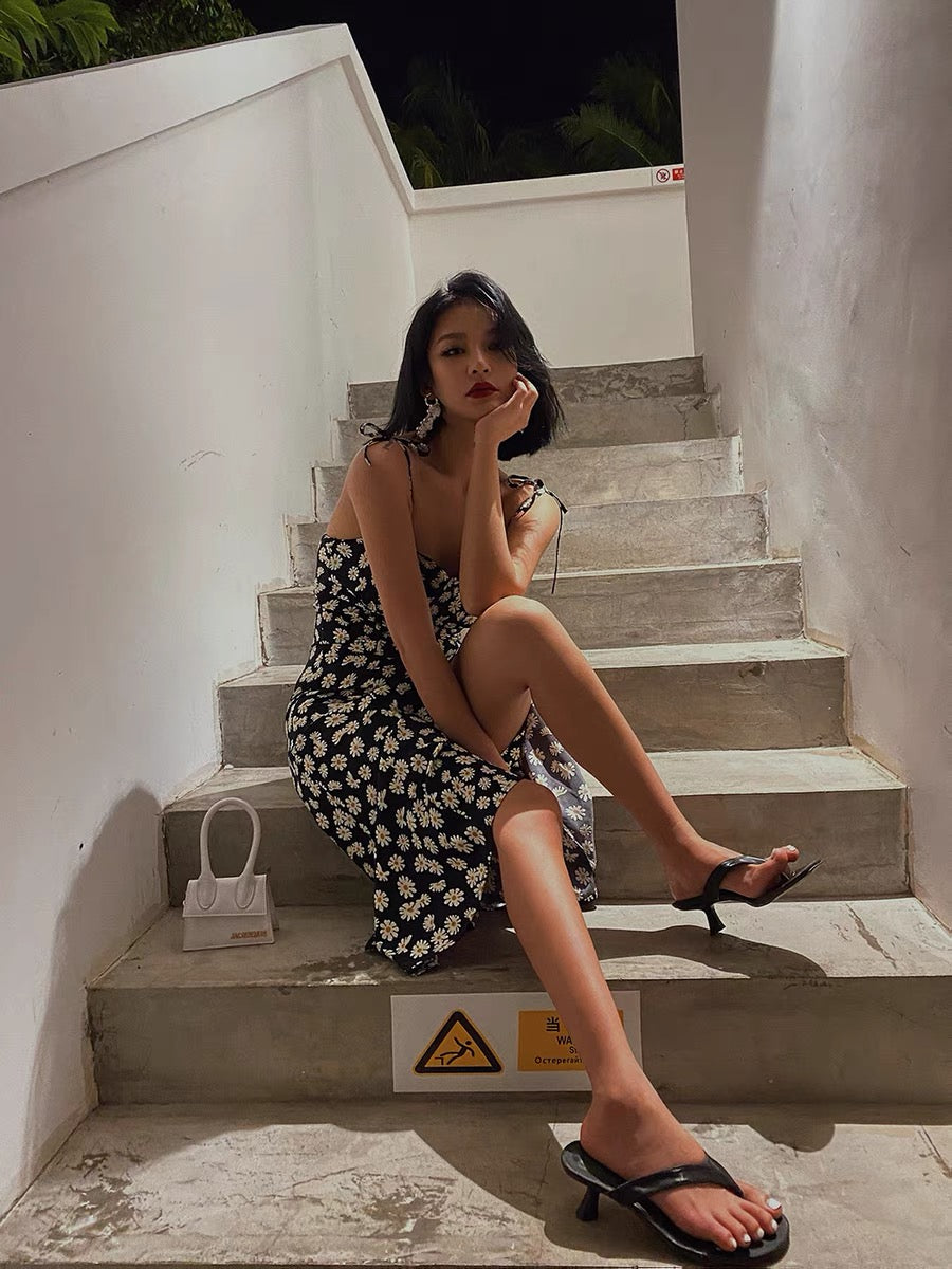 2021 summer new French holiday small wrinkled chrysanthemum suspender dress female Bali split beach skirt beautiful short skirt