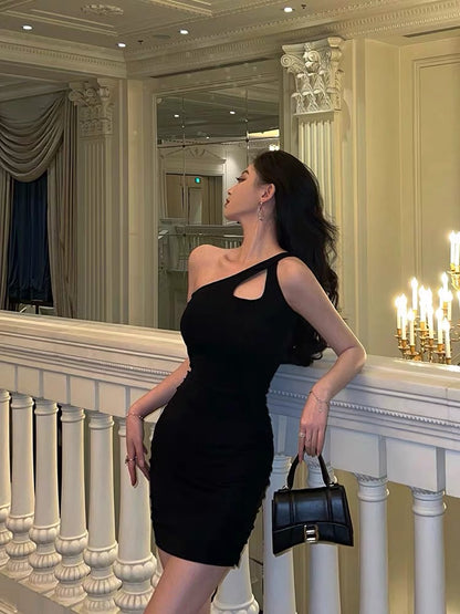 Pure desire black sloping shoulder dress women's 2022 summer new design small hot girl show thin bag hip small black dress 3257