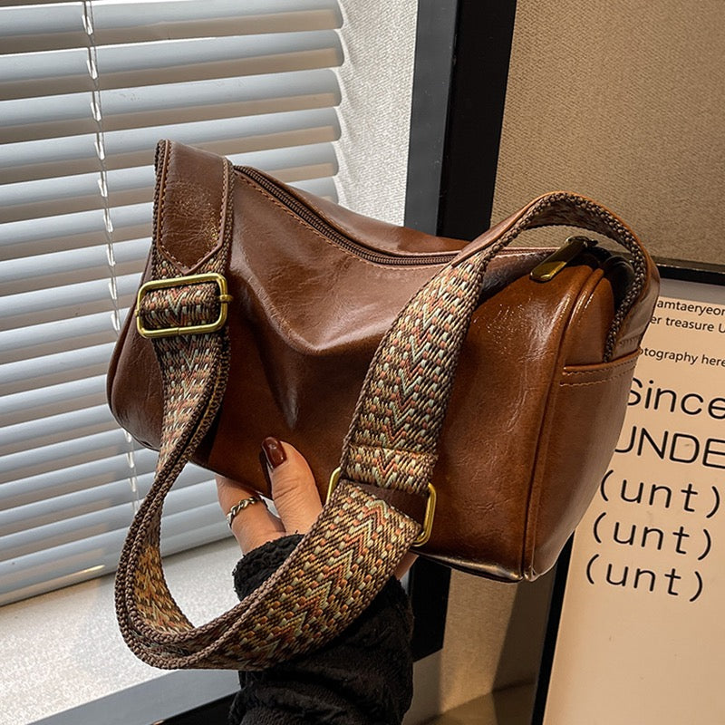 This year's popular small bag women's 2022 new super hot fashion niche broadband Messenger bag women's bag explosive style pillow bag