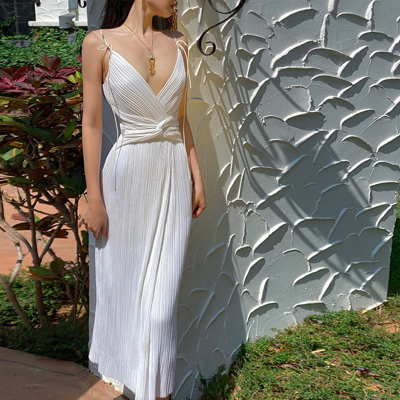 Xiaoli Alps black and white sexy V-neck suspender dress 2023 spring new temperament pleated skirt
