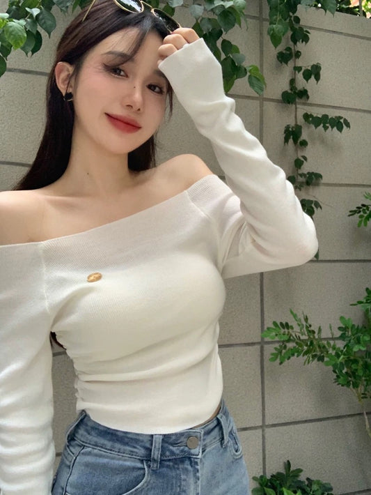 One-shoulder knitted T-shirt women's summer white sweet hot girl off-the-shoulder tight-fitting design niche long-sleeved short top