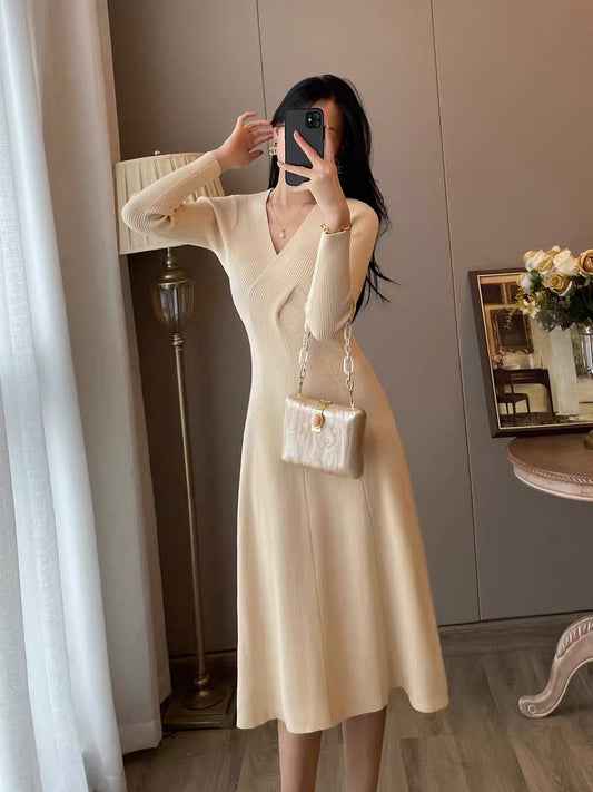 Retro black knitted dress women's autumn and winter temperament slim fit and slim v-neck with coat bottoming sweater skirt long skirt