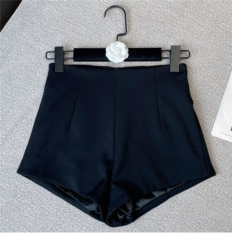 2022 autumn new sexy little demon simple design versatile self-cultivation solid color black and white high waist A-line suit shorts women 1605